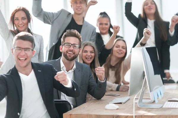Doe dicht. een jubelend leider en business team tonen hun succes — Stockfoto