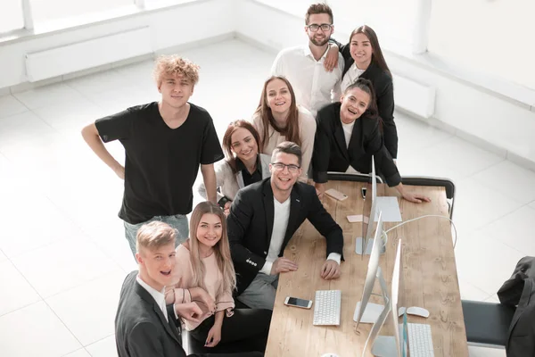 Ansicht von oben. Erfolgreiches Jungunternehmerteam blickt in die Kamera — Stockfoto