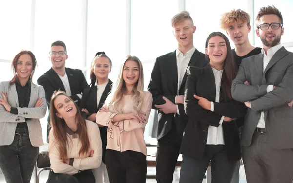 De cerca. jóvenes empresarios diversos de pie juntos — Foto de Stock