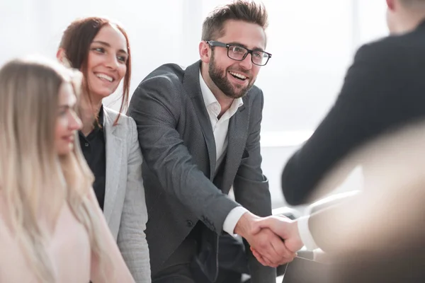 Doe dicht. gelukkige zakenmensen begroeten elkaar met een handdruk — Stockfoto