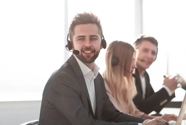 Nahaufnahme. Callcenter-Betreiber sitzt an seinem Schreibtisch. — Stockfoto