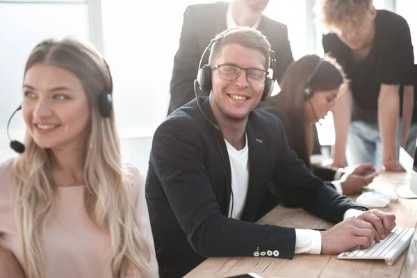 Groep jonge werknemers op de werkplek. — Stockfoto