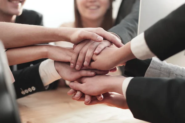 De cerca. jóvenes empleados haciendo una torre de sus manos — Foto de Stock