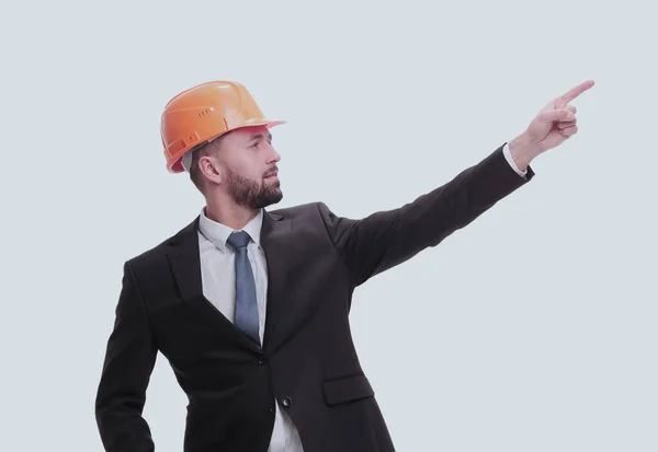 Em pleno crescimento. jovem empresário no capacete apontando para copiar espaço — Fotografia de Stock