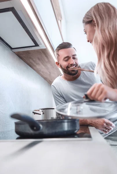 Young husband and wife cook dinner together — Stock Photo, Image