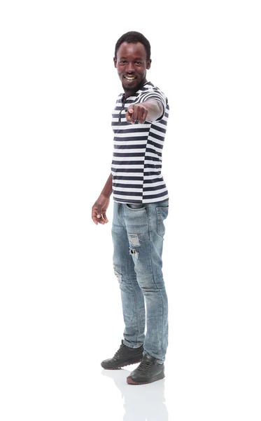 Улыбающийся молодой человек в полосатой футболке. изолированные — стоковое фото