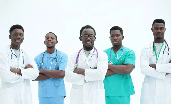 Gruppe verschiedener Ärzte, die zusammenstehen. isoliert auf weiß — Stockfoto
