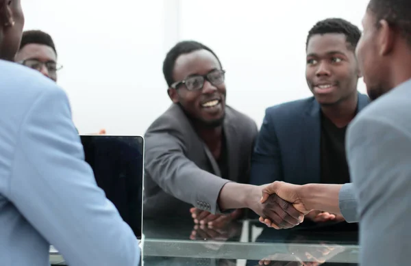 Рукопожатие бизнесменов на рабочей встрече в офисе — стоковое фото