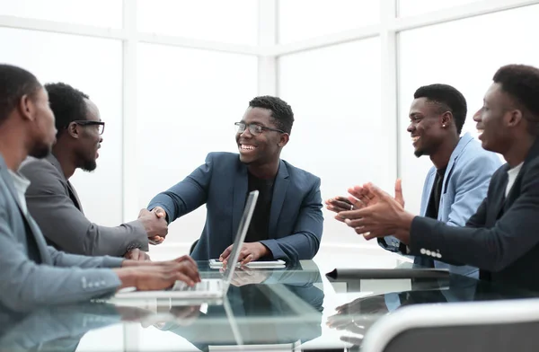 Glada affärspartners skakar hand på mötet på kontoret. — Stockfoto