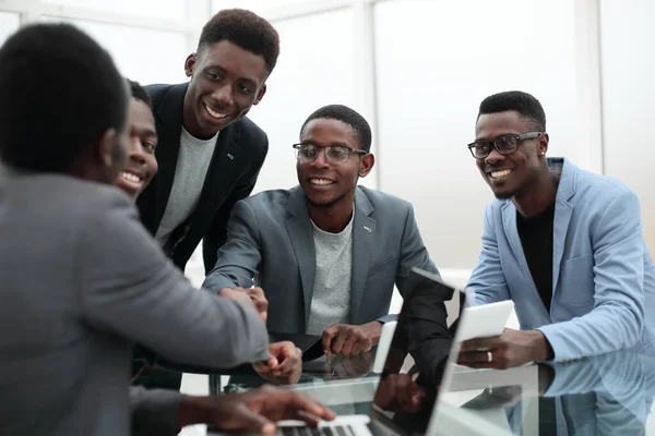 Skupina zaměstnanců při pohledu na obrazovku digitálního tabletu. — Stock fotografie