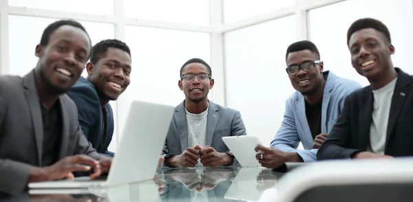 Equipe de negócios profissional sentado no escritório Desk — Fotografia de Stock