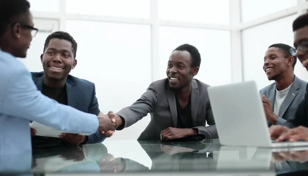 Empresários cumprimentando uns aos outros durante uma reunião de trabalho . — Fotografia de Stock