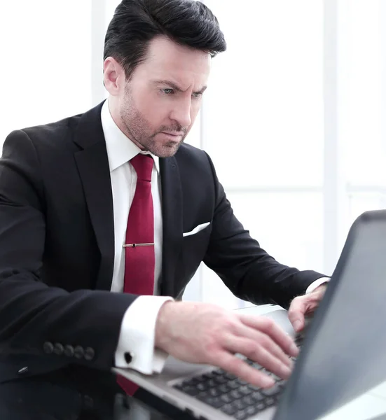 Homme d'affaires tapant sur un ordinateur portable, assis à son bureau — Photo