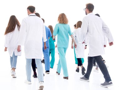 Dikiz aynası. Bir grup sağlık görevlisi yardım etmek için yürüyorlar.