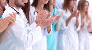 Çeşitli doktorlar ortak başarılarını alkışlıyorlar.