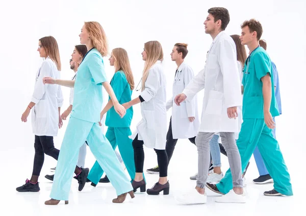 Velká skupina zdravotníků kráčela kupředu. fotografie s kopírovacím prostorem — Stock fotografie