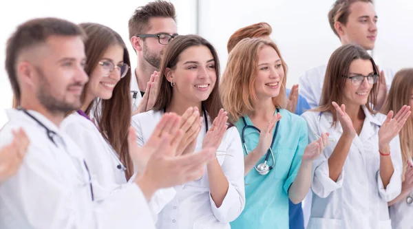De cerca. un grupo de diferentes médicos aplauden juntos . — Foto de Stock
