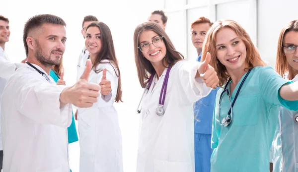 Zblízka. skupina různorodých lékařů ukazujících před sebe. — Stock fotografie