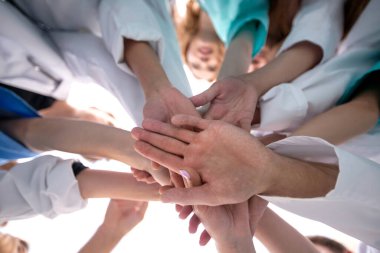 Alt manzara. Bir grup farklı doktor birlikteliklerini gösteriyor.