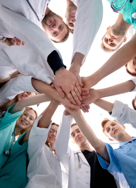 Κάτω όψη. μια ομάδα ιατρών συναδέλφων που ενώνουν τα χέρια τους. — Φωτογραφία Αρχείου