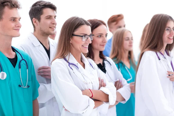 Groep jonge artsen kijkt vol vertrouwen vooruit . — Stockfoto