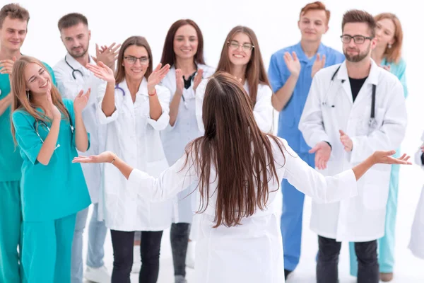 Oficial médico chefe de pé na frente de seus colegas aplaudindo — Fotografia de Stock
