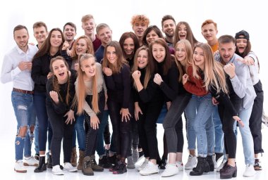 Birlikte duran bir grup mutlu genç insan.