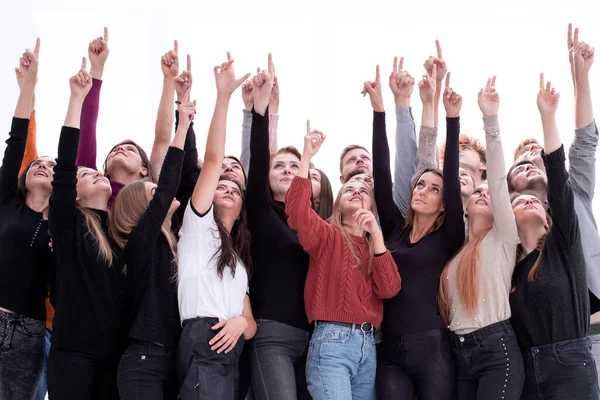 Skupina různorodých mladých lidí ukazuje nahoru — Stock fotografie