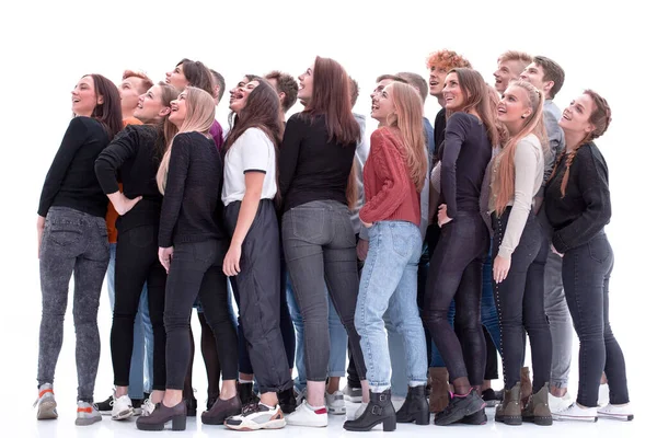 Grupo de jovens casuais lendo algo em uma tela branca — Fotografia de Stock