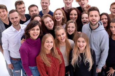 Bir grup farklı genç insan bir arada duruyorlar.