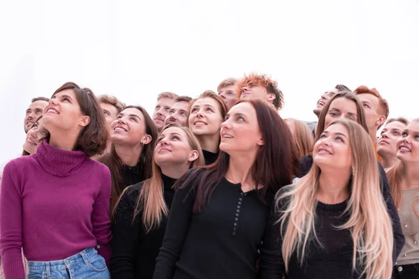 Fecha. jovens felizes olhando para cima em algum lugar — Fotografia de Stock