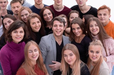 Kapat. Mutlu genç insanlar başarılarını gösteriyor.