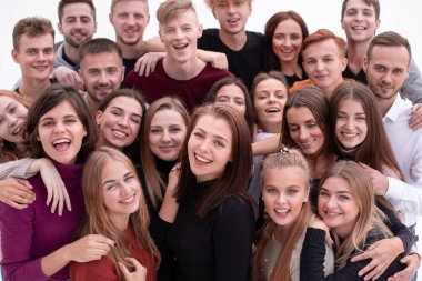 Bir grup kendinden emin genç insan kameraya bakıyor ve başarılarını gösteriyor.