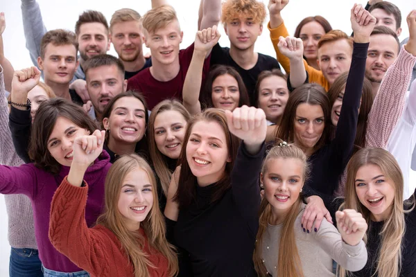 Grand groupe d'amis avec un sourire en regardant la caméra — Photo