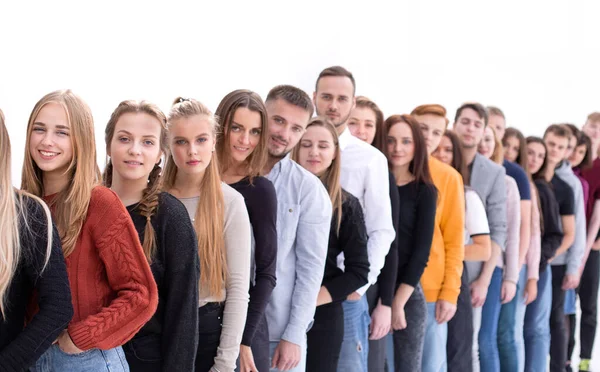 Grupp av olika ungdomar står i kö. — Stockfoto
