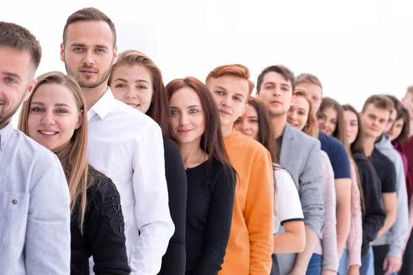 Група різноманітних молодих людей, що стоять у черзі — стокове фото