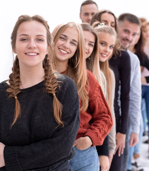 Bela menina líder de pé na frente de seus amigos — Fotografia de Stock