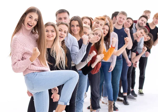 Säker ung kvinna står framför en kolumn av ungdomar — Stockfoto