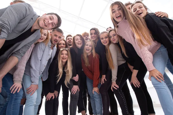 Große Gruppe selbstbewusster junger Menschen, die zusammenstehen — Stockfoto