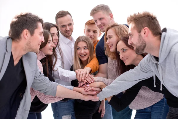 Skupina šťastných mladých lidí ukazuje svou jednotu — Stock fotografie