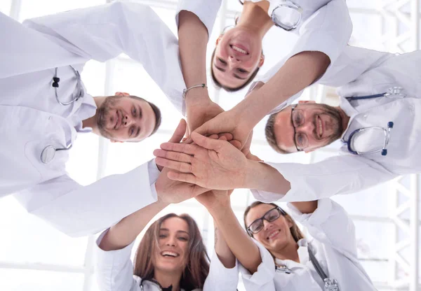 Grupa różnorodnych lekarzy wykazujących swoją jedność. — Zdjęcie stockowe