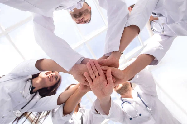 Különböző egészségügyi szakemberekből álló csoport, akik megmutatják egységüket. — Stock Fotó