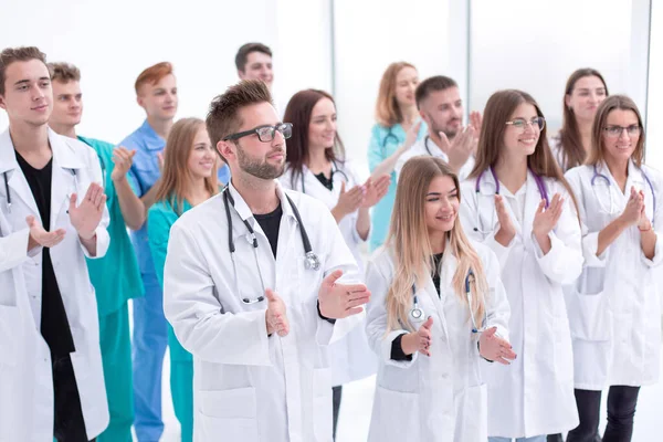 De près. médecins et stagiaires confiants debout ensemble — Photo