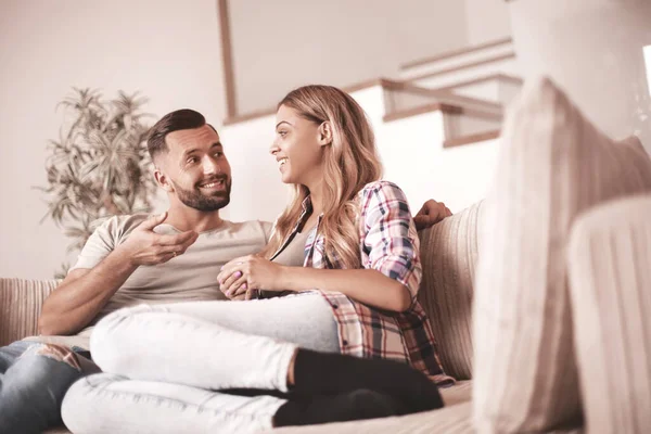 Casal amoroso relaxar no sofá em uma noite livre — Fotografia de Stock