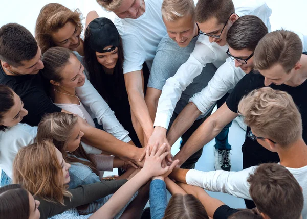 Grupo de jovens mostrando a sua unidade — Fotografia de Stock