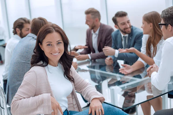 Mladá podnikatelka sedící na firemním setkání obchodního týmu . — Stock fotografie