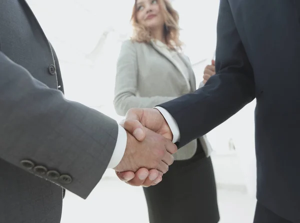 Fechar o handshake homem de negócios juntos na sala de reuniões — Fotografia de Stock