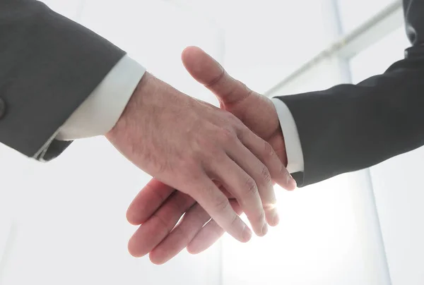 Двое бизнесменов собираются пожать друг другу руки. — стоковое фото