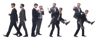 Gülümseyen iş adamı iş arkadaşının arkasında oturuyor.