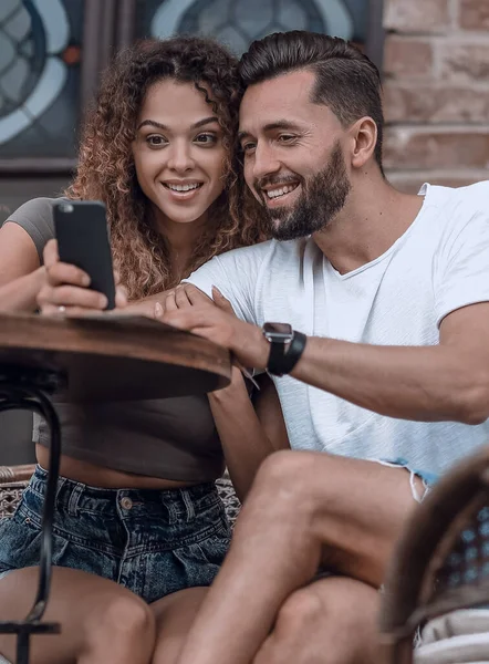 Belo casal tomando café em um encontro, se divertindo juntos. — Fotografia de Stock